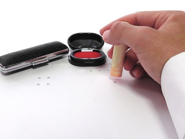 納得いく査定額だったので印鑑を押している様子